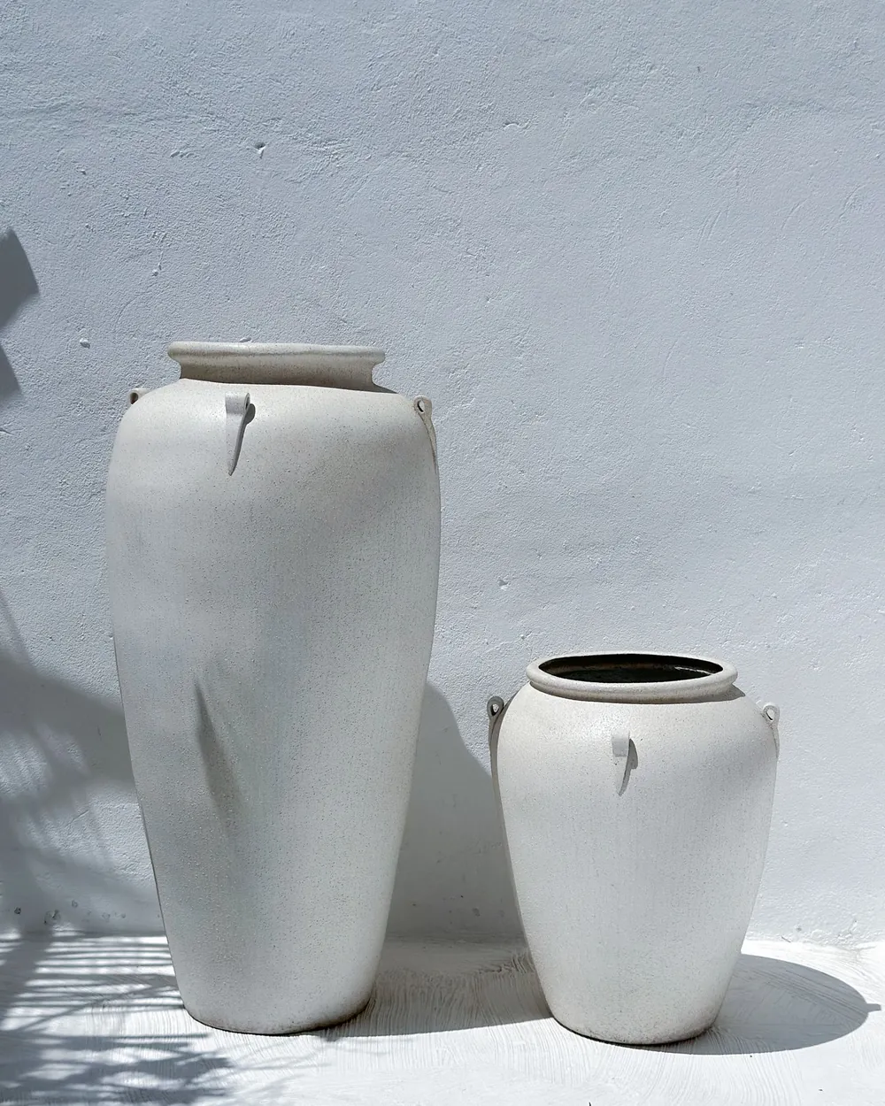 Dos vasijas de gres blanco con textura
