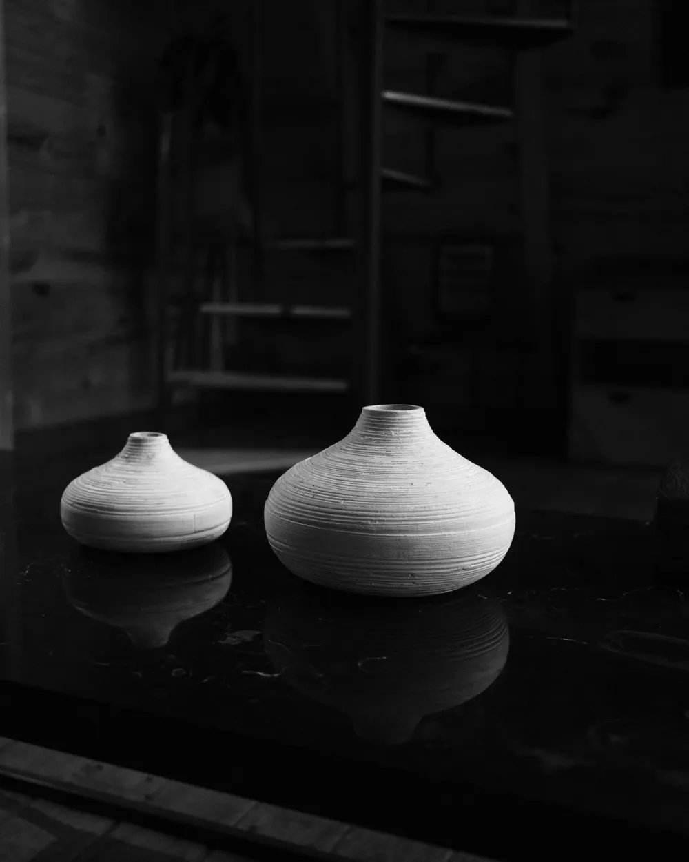Par de piezas de porcelana blanca sobre fondo negro